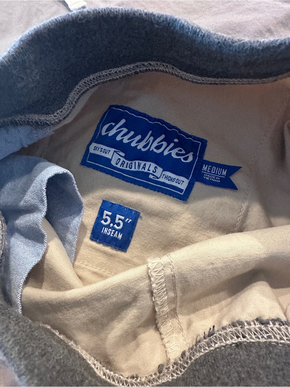chubbies Men’s Elastic Drawstring 5.5” Originals Shorts in Dark Gray and Khaki - Picture 3 of 5